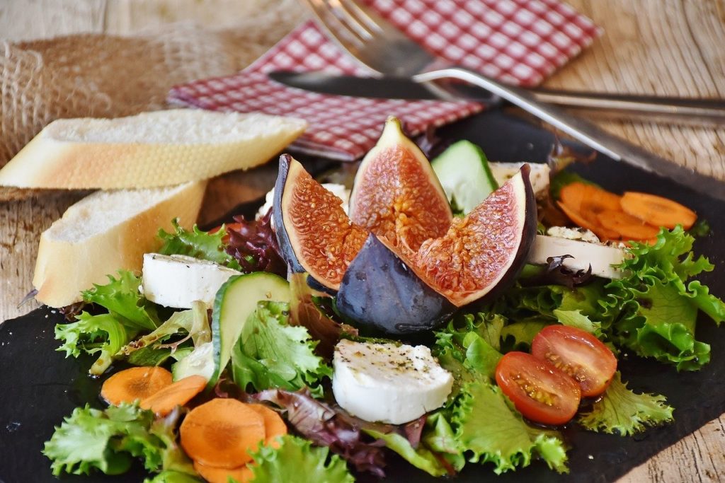 Veganer Käse schmeckt pur und im Salat